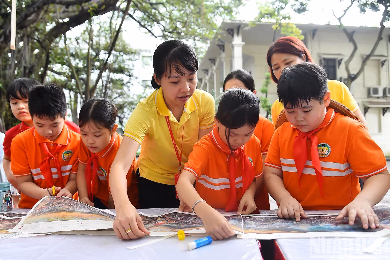 Les visiteurs peuvent découper les pages du supplément spécial et les combiner pour former un panorama mesurant jusqu’à 3,21 mètres de long — un record pour un journal imprimé. Photo: NDEL. Les visiteurs peuvent découper les pages du supplément spécial et les combiner pour former un panorama mesurant jusqu’à 3,21 mètres de long — un record pour un journal imprimé. Photo: NDEL.