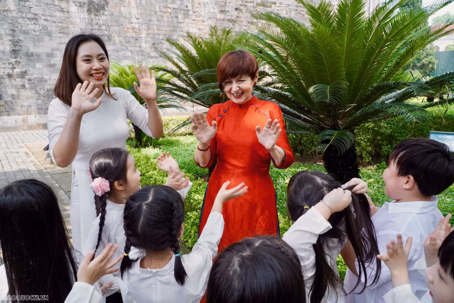 Durant son existence, la Cité impériale de Thang Long était le centre névralgique des dynasties, mais aussi le noyau culturel, économique et artistique de Hanoï. Elle témoigne de l’histoire et de la culture des anciens Vietnamiens dans le delta du fleuve Rouge. Bien que la cité ait été sérieusement endommagée au cours du XIXe siècle, plusieurs ouvrages demeurent : le palais Kinh Thiên, Ky Dài (Tour du drapeau), la porte Doan Môn (porte du Sud), le perron du Dragon, la porte du Nord,... Photo : baoquocte.vn.