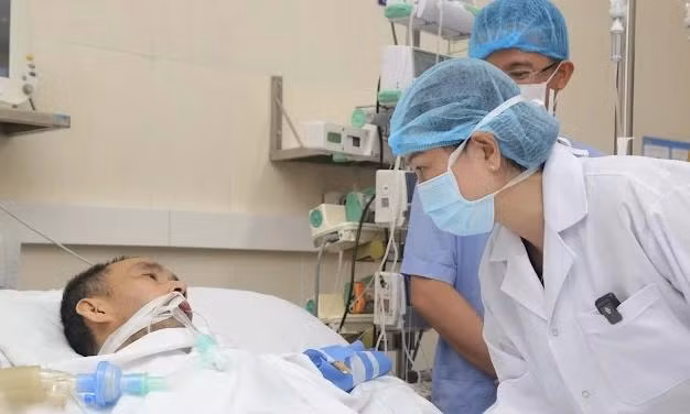 La ministre vietnamienne de la Santé, Dào Hông Lan (à droite), rend visite au patient, le 9 octobre à l'hôpital d'amitié Vietnam-Allemagne. Photo: NDEL.