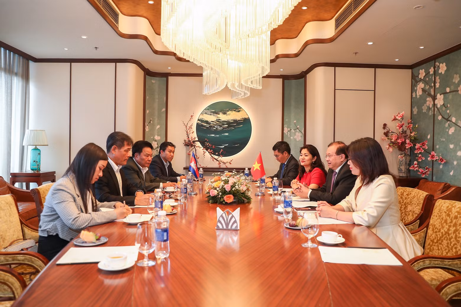 Séance de travail entre le vice-ministre vietnamien de la Culture, des Sports et du Tourisme, Ta Quang Dong, et le secrétaire d'État du ministère cambodgien de la Culture et des Arts, Ek Buntha, le 3 septembre à Quy Nhon. Photo: toquoc