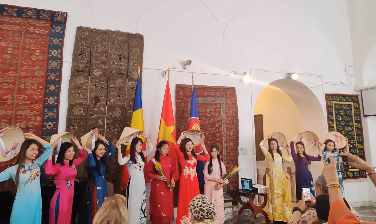 Défilé d'« ao dai », tunique traditionnelle des femmes vietnamiennes. Photo: baoquocte.vn.