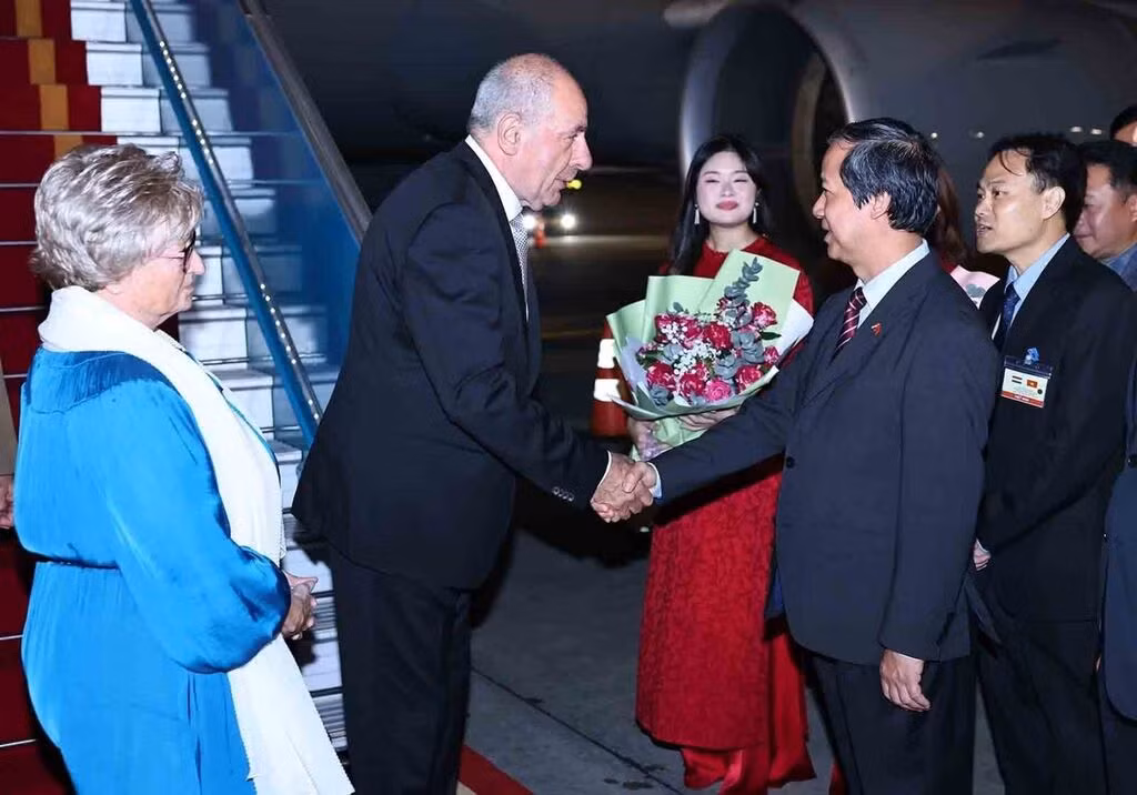 Le ministre de l'Éducation et de la Formation, Nguyên Kim Son (à droite), accueille le président hongrois Sulyok Tamas et son épouse à l'aéroport de Nôi Bài, dans la soirée du 27 mai. Photo : VNA.