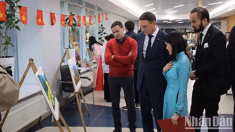 Lors de la Journée culturelle du Vietnam à Tioumen, les invités ont l'occasion de profiter d'une exposition de photo sur l’homme et la nature vietnamiens,... Lors de la Journée culturelle du Vietnam à Tioumen, les invités ont l'occasion de profiter d'une exposition de photo sur l’homme et la nature vietnamiens,...