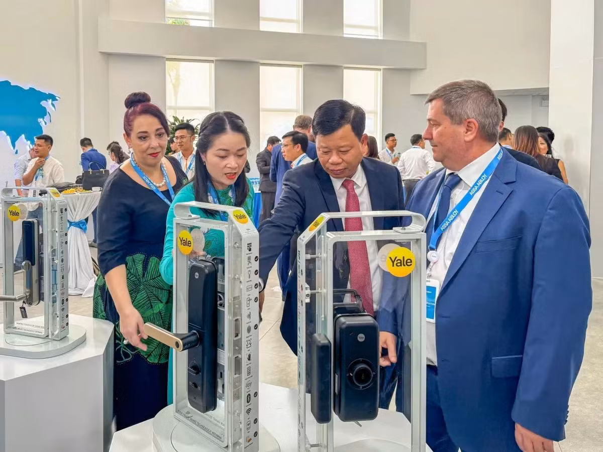 Des produits exposés lors de la cérémonie de l'inauguration de l'usine de ferme-portes Assa Abloy Vietnam. Photo: baohaiphong