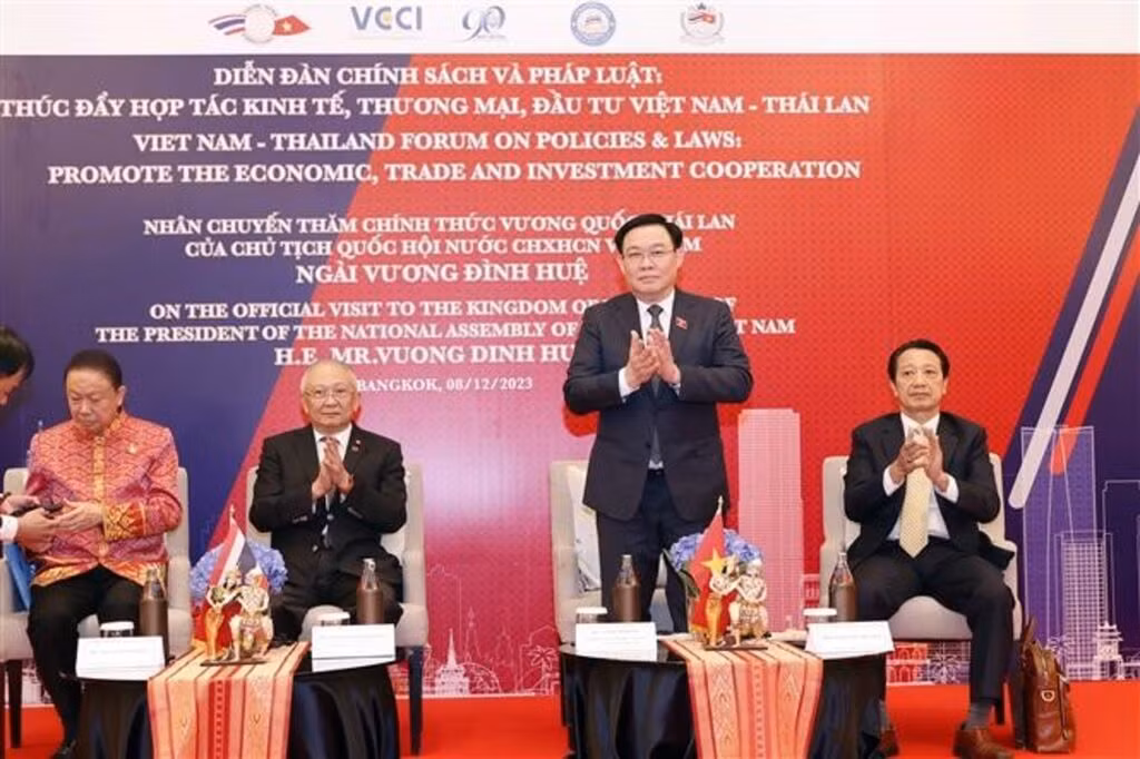 Le Président de l'AN vietnamienne, Vuong Dinh Huê (debout) lors du Forum, le 8 décembre à Bangkok. Photo : VNA.