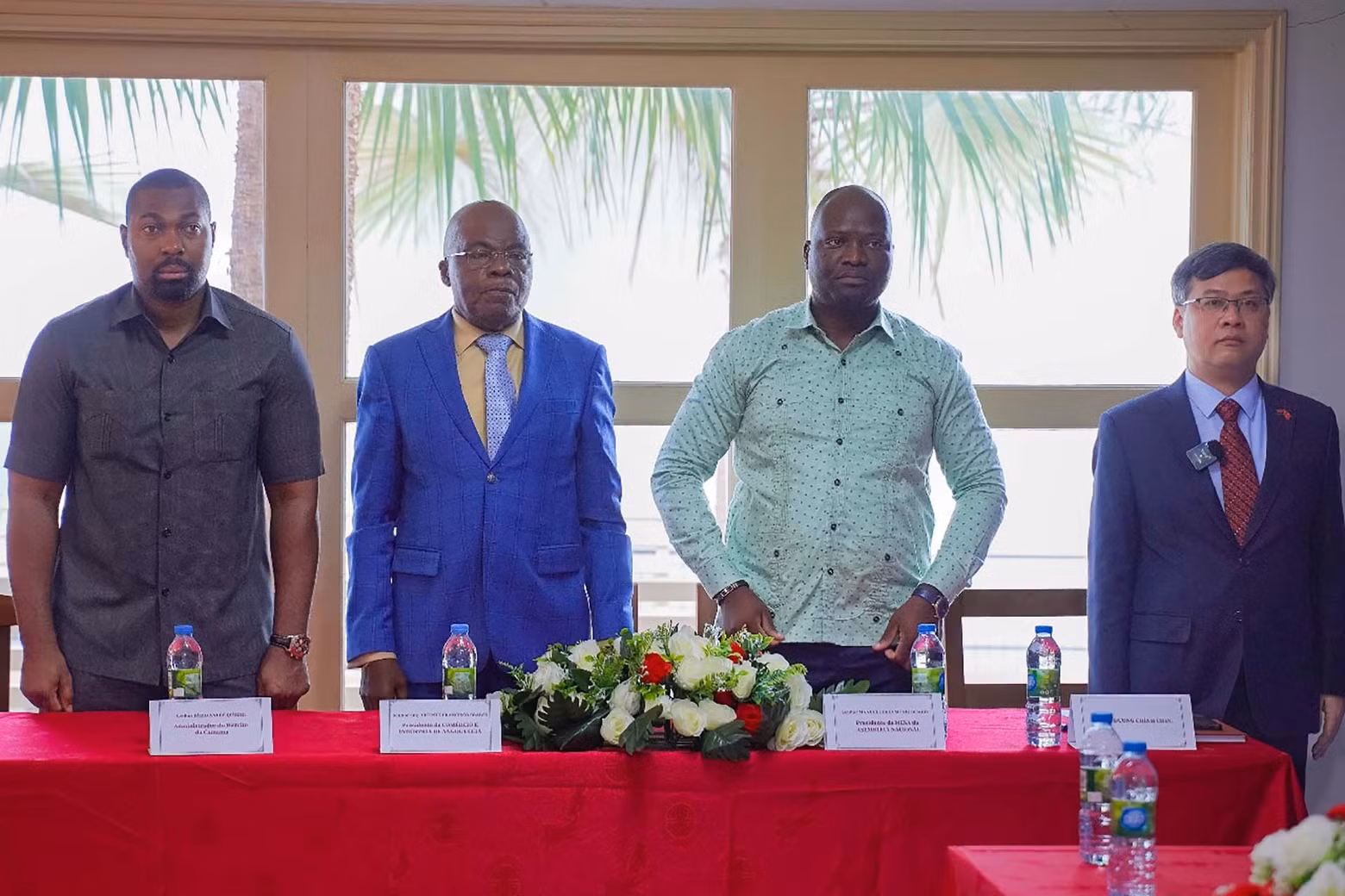 L’ambassadeur vietnamien en Angola, Duong Chinh Chuc, a émis le souhait que l’Association des hommes d’affaires vietnamiens en Angola contribue activement à promouvoir les relations d’amitié et de coopération entre le Vietnam et l’Angola, notamment dans l’économie, le commerce et l’investissement. Photo: baoquocte.vn.