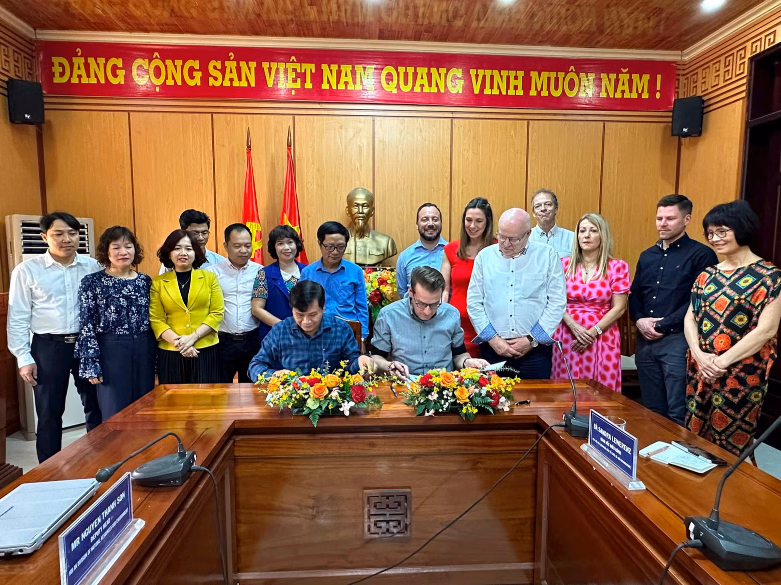 Nguyên Van Son, président du Comité populaire de la ville vietnamienne de Hôi An (assis, à gauche), et Kascha Tobias, maire de la ville allemande de Wernigerode, signent le protocole d'accord de coopération entre les deux villes. Photo: baoquangnam.