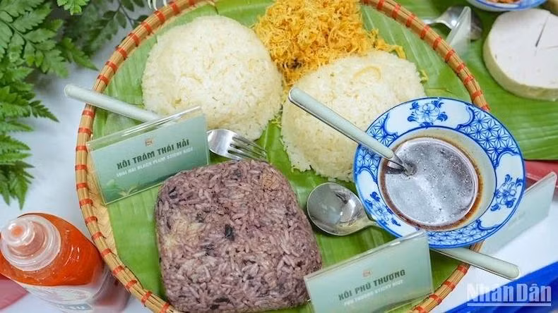 C'est le même plat à base de riz gluant, mais chaque localité a sa manière de le préparer, qui est associée à son histoire, sa culture et ses coutumes. Photo : NDEL. C'est le même plat à base de riz gluant, mais chaque localité a sa manière de le préparer, qui est associée à son histoire, sa culture et ses coutumes. Photo : NDEL.