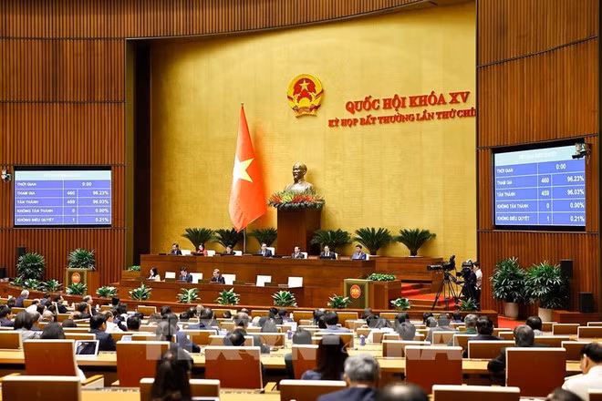 L’Assemblée nationale approuve une résolution visant à relever l’objectif de croissance du PIB du Vietnam à au moins 8% en 2025 et à des taux à deux chiffres sur la période 2026-2030 lors de sa 9e session extraordinaire. Photo : VNA. L’Assemblée nationale approuve une résolution visant à relever l’objectif de croissance du PIB du Vietnam à au moins 8% en 2025 et à des taux à deux chiffres sur la période 2026-2030 lors de sa 9e session extraordinaire. Photo : VNA.