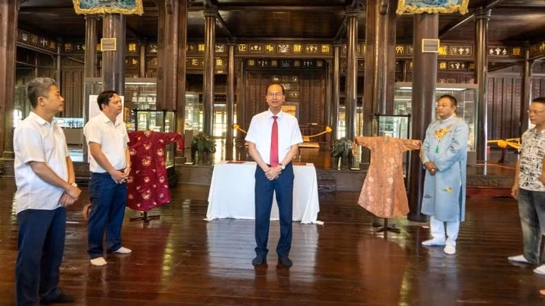 Hoang Viet Trung, directeur du Centre de conservation des monuments de Hue, prend la parole lors de la cérémonie de réception. Photo : NDEL.