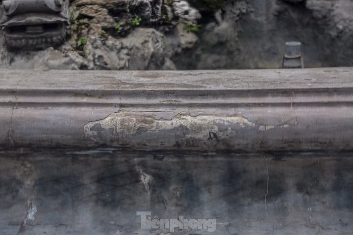 Des fissures apparaissent de plus en plus nombreuses sur les façades de la fontaine. Photo : tienphong.vn.
