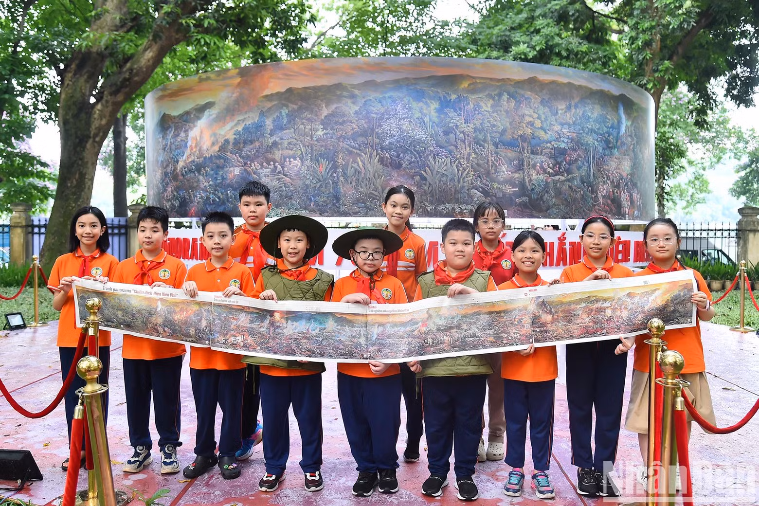 Les élèves de l'école primaire Trang An de Hanoï prennent des photos devant la fresque « Campagne de Diên Biên Phu » et les téléchargent sur les réseaux sociaux avec les hashtags #chienthangdienbienphu (victoire de Diên Biên Phu) et #dienbienphu. Photo: NDEL. Les élèves de l'école primaire Trang An de Hanoï prennent des photos devant la fresque « Campagne de Diên Biên Phu » et les téléchargent sur les réseaux sociaux avec les hashtags #chienthangdienbienphu (victoire de Diên Biên Phu) et #dienbienphu. Photo: NDEL.