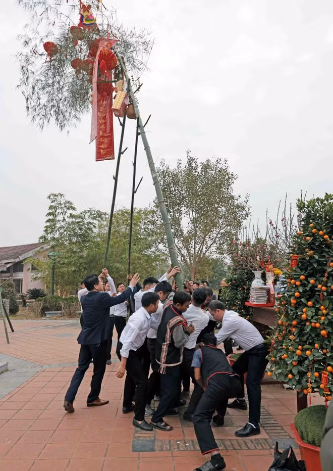 La cérémonie d'élévation du mât du Têt au Village culturel et touristique des ethnies du Vietnam. Photo : VNA.