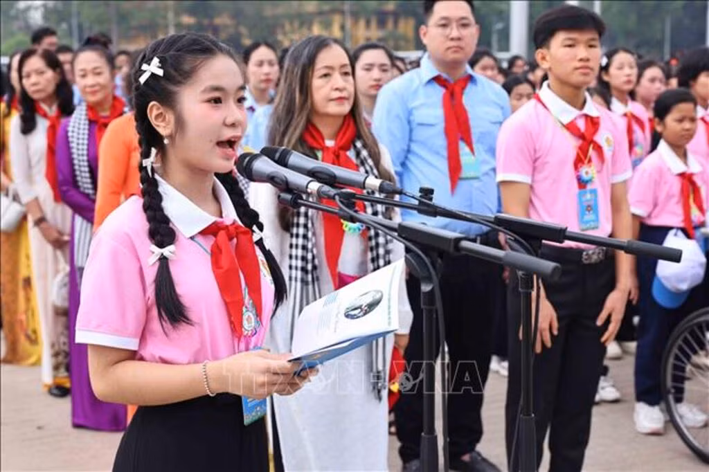 Des milliers de visiteurs au mausolée du Président Ho Chi Minh ảnh 4