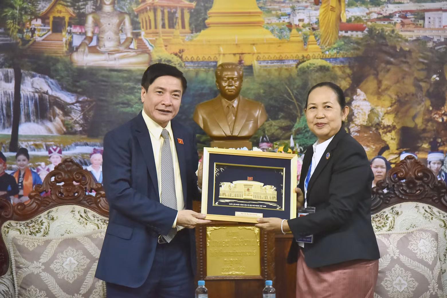 Le secrétaire général de l'AN vietnamienne, Bùi Van Cuong, également président du bureau de l’AN (à gauche), remet un cadeau de souvenirs à son homologue laotienne Pingkham Lasasimma, le 6 mars au Laos. Photo : quochoi.vn. Le secrétaire général de l'AN vietnamienne, Bùi Van Cuong, également président du bureau de l’AN (à gauche), remet un cadeau de souvenirs à son homologue laotienne Pingkham Lasasimma, le 6 mars au Laos. Photo : quochoi.vn.