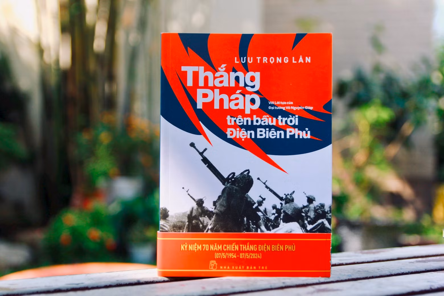 Le livre « Victoire contre les Français sous le ciel de Diên Biên Phu », rédigé par Luu Trong Lan, un officier militaire du Régiment d'artillerie anti-aérienne 367, apporte aux lecteurs une vision réaliste et vivante des 56 jours et nuits de la campagne de Diên Biên Phu. Photo: nxbtre.com.vn.