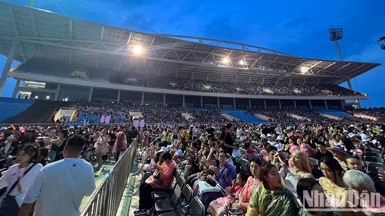 Les fans vietnamiens ont montré leur enthousiasme en bravant la forte pluie au stade national de My Dinh en attendant le début du spectacle de BlackPink. Photo : Trung Hiêu/NDEL.