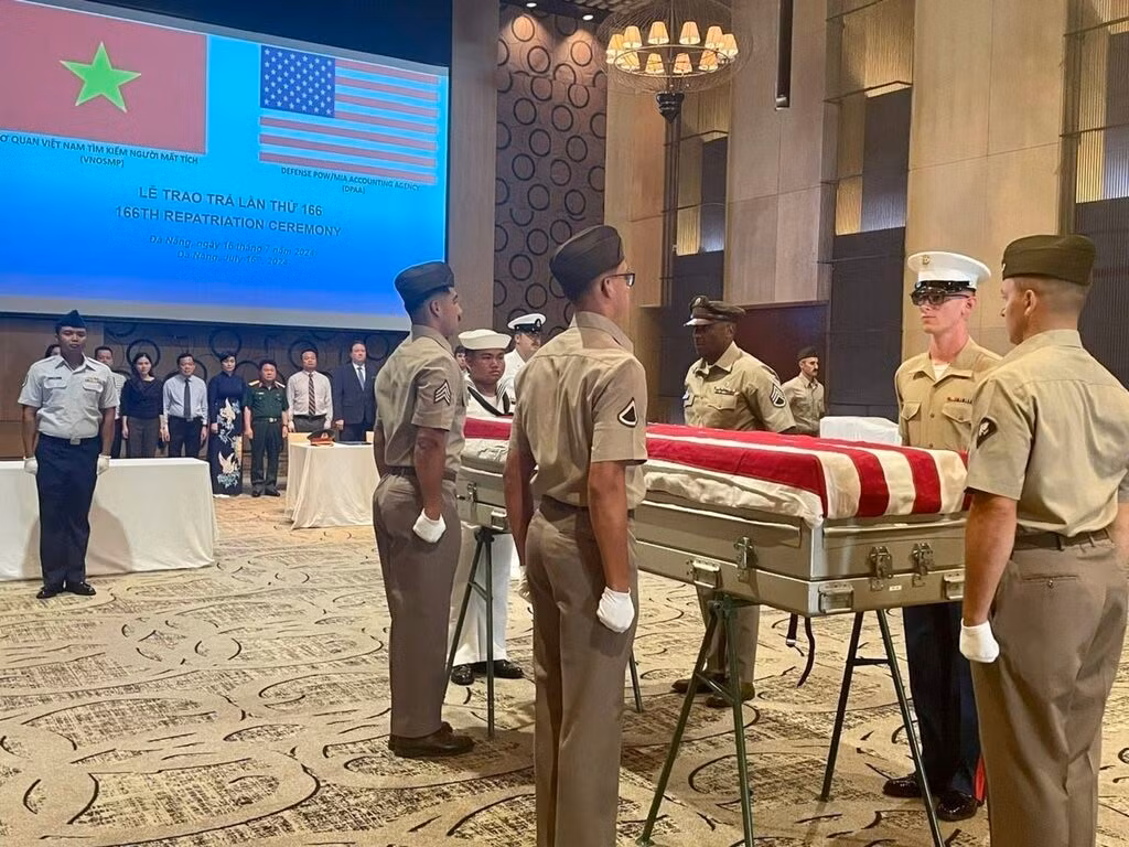 Lors d'une cérémonie de rapatriement des restes des soldats américains portés disparus pendant la guerre du Vietnam (MIA). Photo : VNA.