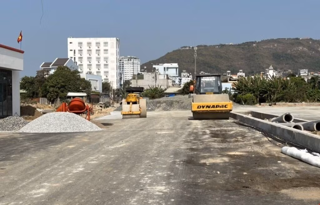 Travaux d'extension de la route Thông Nhât, dans la ville de Vung Tàu, province de Bà Ria-Vung Tàu (au Sud du Vietnam). Photo: VNA. Travaux d'extension de la route Thông Nhât, dans la ville de Vung Tàu, province de Bà Ria-Vung Tàu (au Sud du Vietnam). Photo: VNA.