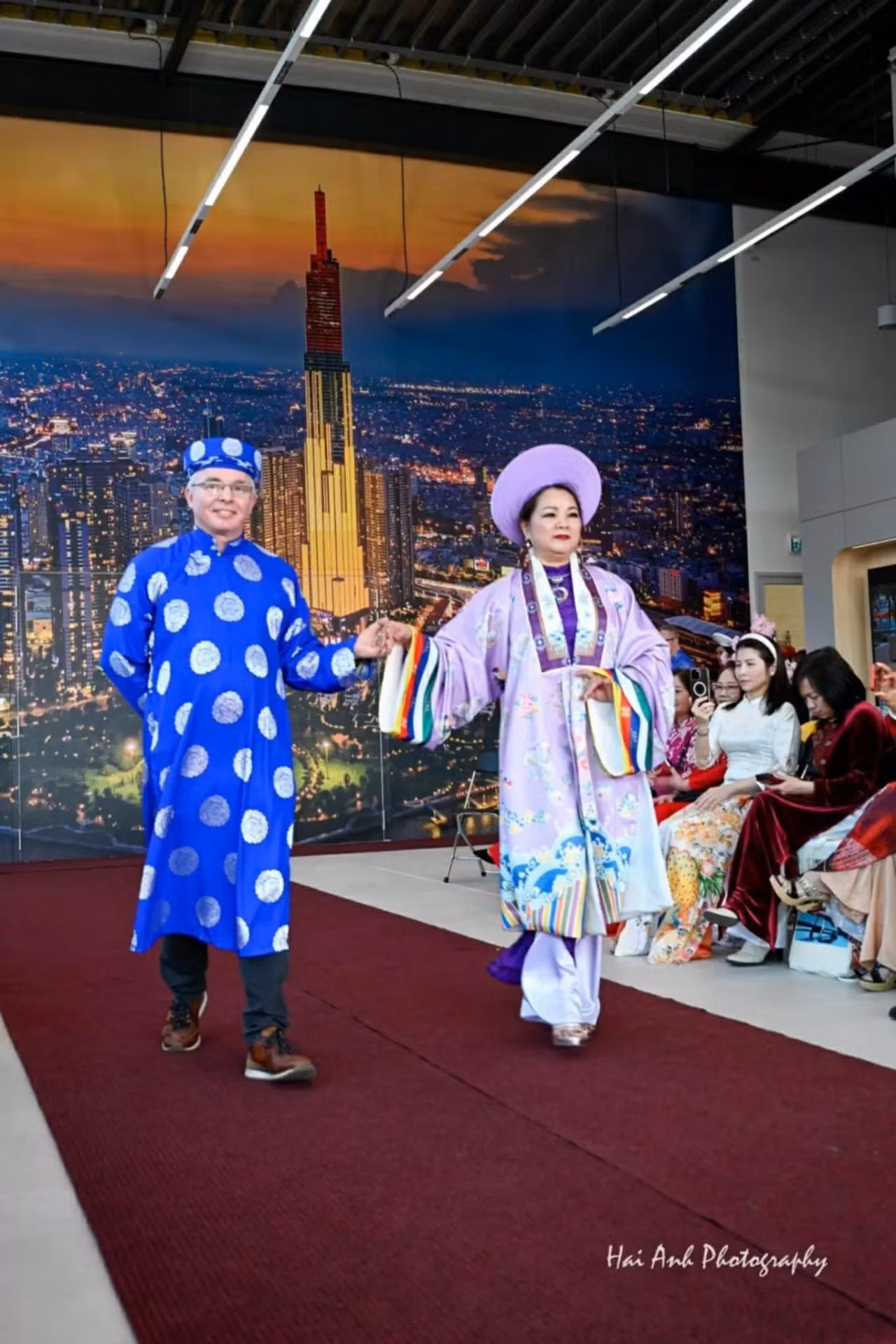Les invités ont l’occasion de profiter d’un défilé de costumes traditionnels de différents groupes ethniques du Vietnam, avec la participation de plusieurs mariés néerlandais. Photo : Hai Anh