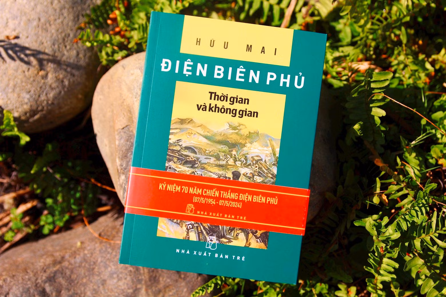 « Diên Biên Phu - Temps et espace » regroupe des histoires uniques sur Diên Biên Phu racontées par plusieurs générations vietnamiennes. Photo: nxbtre.com.vn.