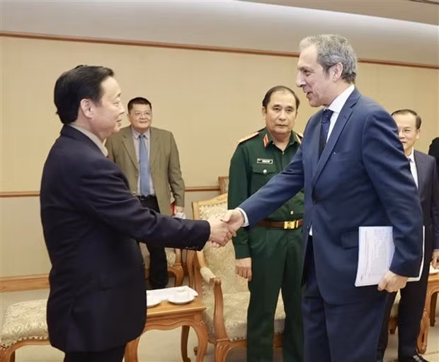 Le Vice-PM Trân Hông Hà (à gauche) et Olivier Michalon, vice-président exécutif des activités mondiales d'Airbus Helicopters. Photo : VNA. Le Vice-PM Trân Hông Hà (à gauche) et Olivier Michalon, vice-président exécutif des activités mondiales d'Airbus Helicopters. Photo : VNA.