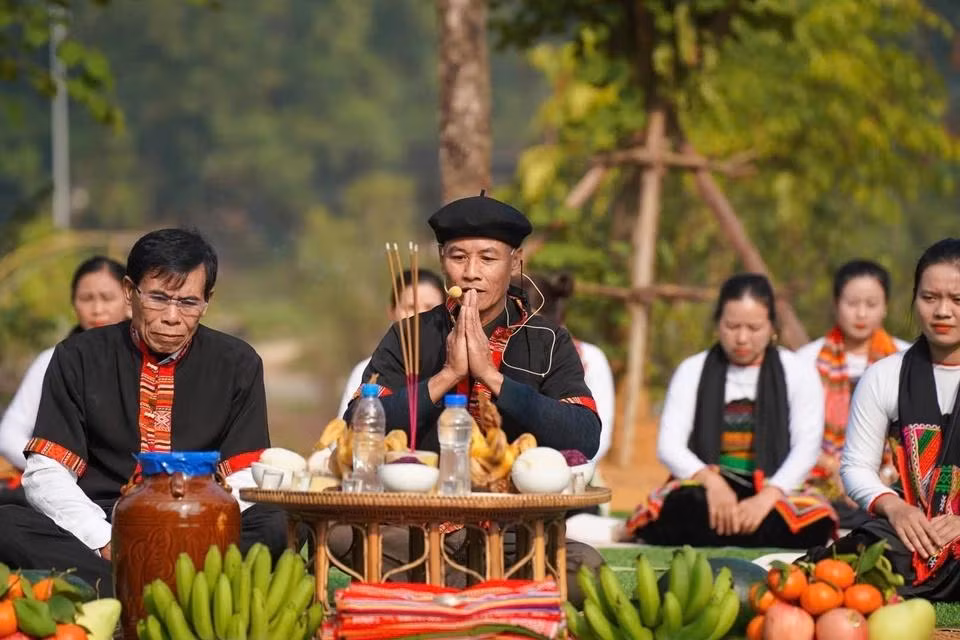 Le chaman, véritable pont entre le monde des hommes et celui des esprits, officie comme maître de cérémonie, guidant la communauté dans ses prières et ses rituels. Photo : VNA. Le chaman, véritable pont entre le monde des hommes et celui des esprits, officie comme maître de cérémonie, guidant la communauté dans ses prières et ses rituels. Photo : VNA.