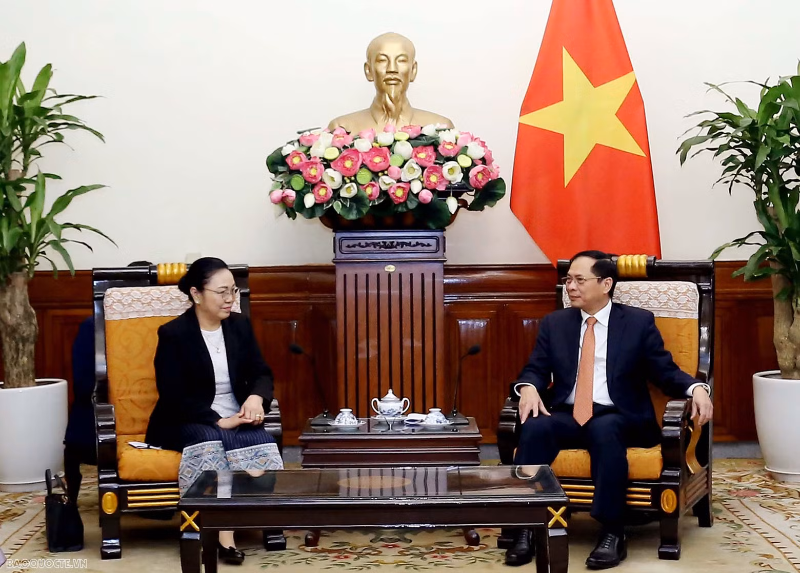 Les deux parties ont convenu de continuer à travailler en étroite collaboration pour organiser avec succès les visites de haut niveau et les mécanismes de coopération existants entre les ministères des Affaires étrangères des deux pays. Photo : baoquocte.vn. Les deux parties ont convenu de continuer à travailler en étroite collaboration pour organiser avec succès les visites de haut niveau et les mécanismes de coopération existants entre les ministères des Affaires étrangères des deux pays. Photo : baoquocte.vn.
