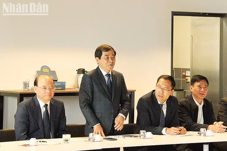 Les entreprises de Thai Binh envisagent de sonder les opportunités de coopération avec les partenaires français dans l’agriculture de haute technologie, la résilience au changement climatique, l’industrie verte, la réduction des émissions de carbone, l’éducation, la formation de ressources humaines qualifiées, la santé et la culture. Photo: KHAI HOAN/NDEL. Les entreprises de Thai Binh envisagent de sonder les opportunités de coopération avec les partenaires français dans l’agriculture de haute technologie, la résilience au changement climatique, l’industrie verte, la réduction des émissions de carbone, l’éducation, la formation de ressources humaines qualifiées, la santé et la culture. Photo: KHAI HOAN/NDEL.