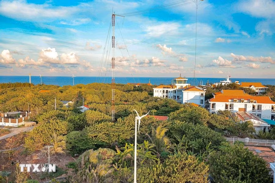 Le bleu du ciel et de la mer se mélange au vert des arbres sur la Grande île de Truong Sa.