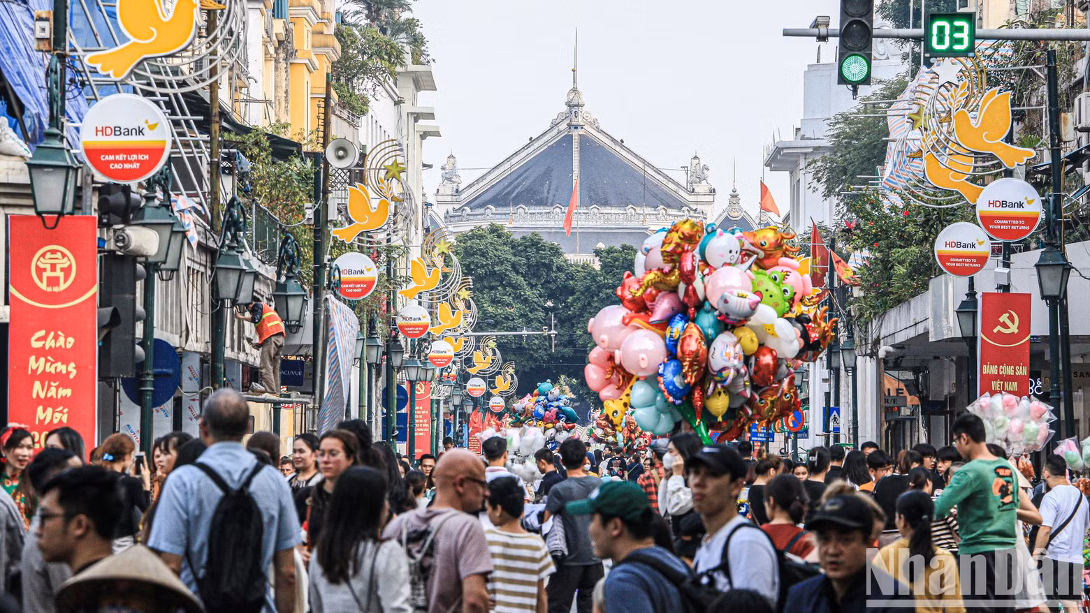 Dans le climat doux et ensoleillé de Hanoï, de nombreuses personnes affluent dans la zone touristique autour du lac Hoàn Kiêm pour bien profiter du dernier jour des vacances du Nouvel An 2024.
