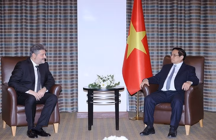 Le PM vietnamien Pham Minh Chinh (à droite) et le responsable du groupe Hayat Holding. Photo: VGP. Le PM vietnamien Pham Minh Chinh (à droite) et le responsable du groupe Hayat Holding. Photo: VGP.