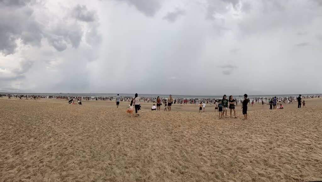 La plage de Vung Tàu, province de Bà Ria - Vung Tàu (Sud), attire toujours un grand nombre de touristes, notamment à l'été.