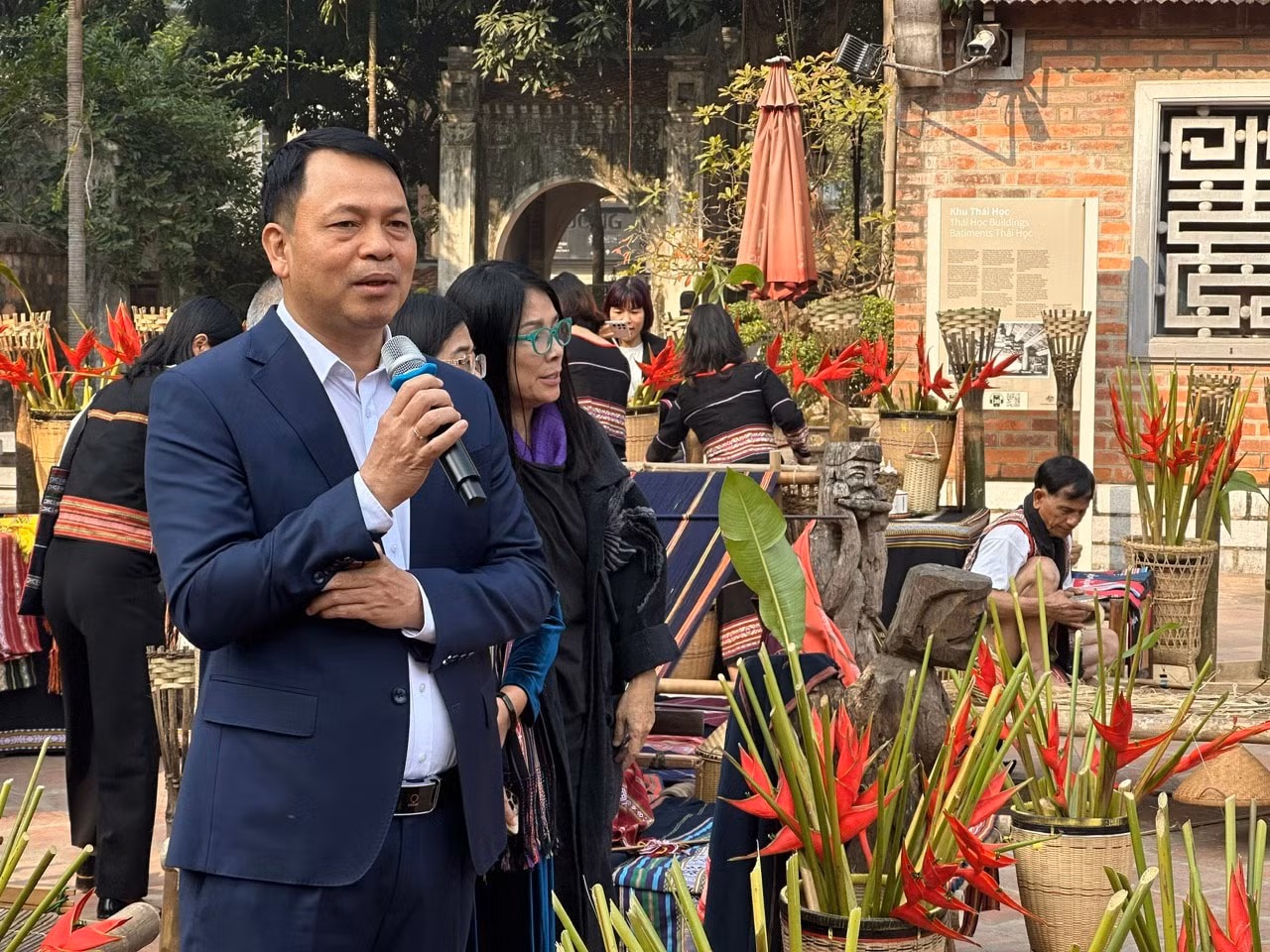 Selon le directeur du Centre d’activités culturelles et scientifiques Van Mieu – Quoc Tu Giam, Le Xuan Kieu, les touristes ont l’occasion de vivre des expériences uniques en découvrant les instruments de musique traditionnels, les produits artisanaux et l’identité culturelle de différentes localités vietnamiennes. Photo : hanoimoi.vn.