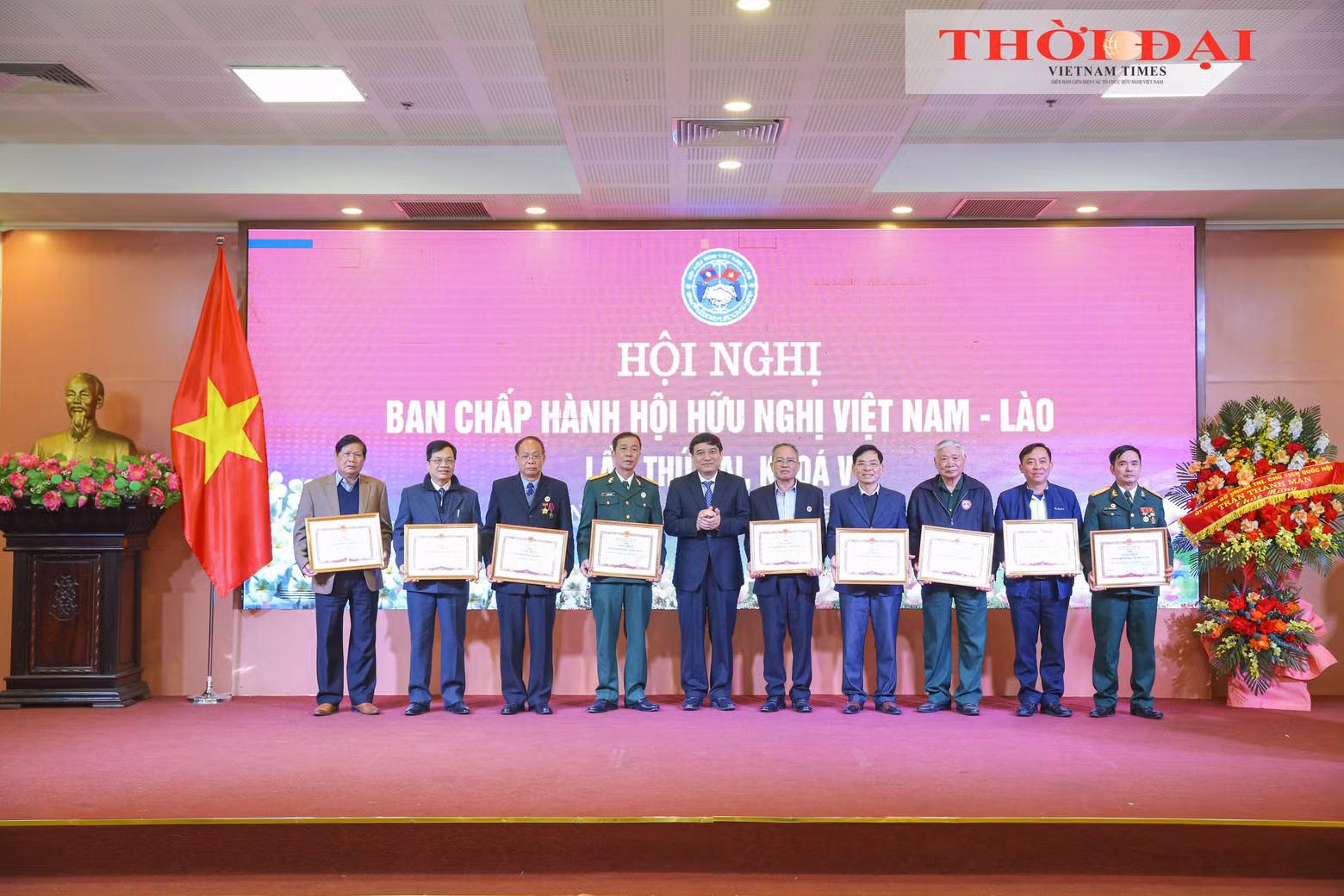 Remise des satisfécits à des collectifs et individus ayant des contributions exceptionnelles au développement de l'Association d'amitié Vietnam – Laos en 2024. Photo : thoidai.