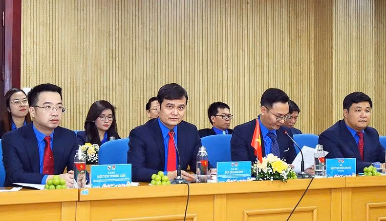 Le premier secrétaire du Comité central de l’Union de la jeunesse communiste Hô Chi Minh, Bui Quang Huy, a demandé aux organisations de la jeunesse vietnamiennes et laotiennes de continuer à travailler en étroite collaboration pour assurer la mise en œuvre efficace des contenus et accords de coopération bilatérale déjà signés. Photo: NDEL. Le premier secrétaire du Comité central de l’Union de la jeunesse communiste Hô Chi Minh, Bui Quang Huy, a demandé aux organisations de la jeunesse vietnamiennes et laotiennes de continuer à travailler en étroite collaboration pour assurer la mise en œuvre efficace des contenus et accords de coopération bilatérale déjà signés. Photo: NDEL.