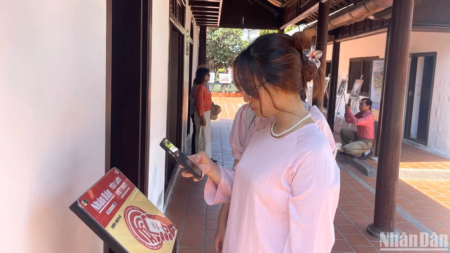 Les visiteurs peuvent simplement poser leur téléphone connecté à Internet sur les panneaux équipés de puces NFC pour recevoir une confirmation de leur visite, enregistrer leurs photos ou impressions personnelles et accéder à des informations détaillées sur ces sites. Photo : NDEL.
