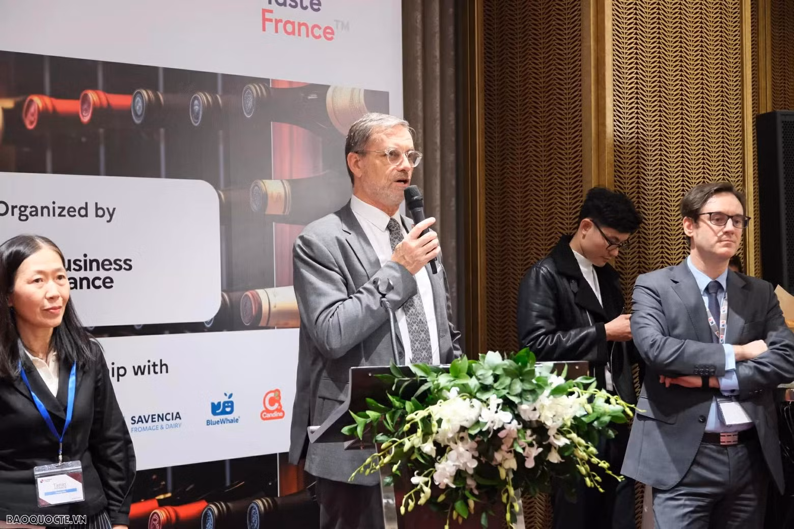 Selon l'ambassadeur de France au Vietnam, Olivier Brochet, le Vietnam est un marché prometteur pour les vins et les spiritueux français. Photo : baoquocte.vn
