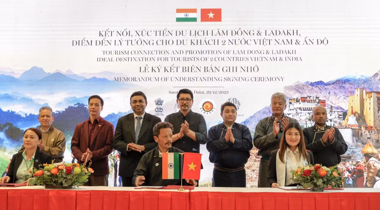 Signature des accords de coopération entre des agences de voyages de Lâm Dông et l'Alliance commerciale et touristique du Ladakh. Photo : thoidai.