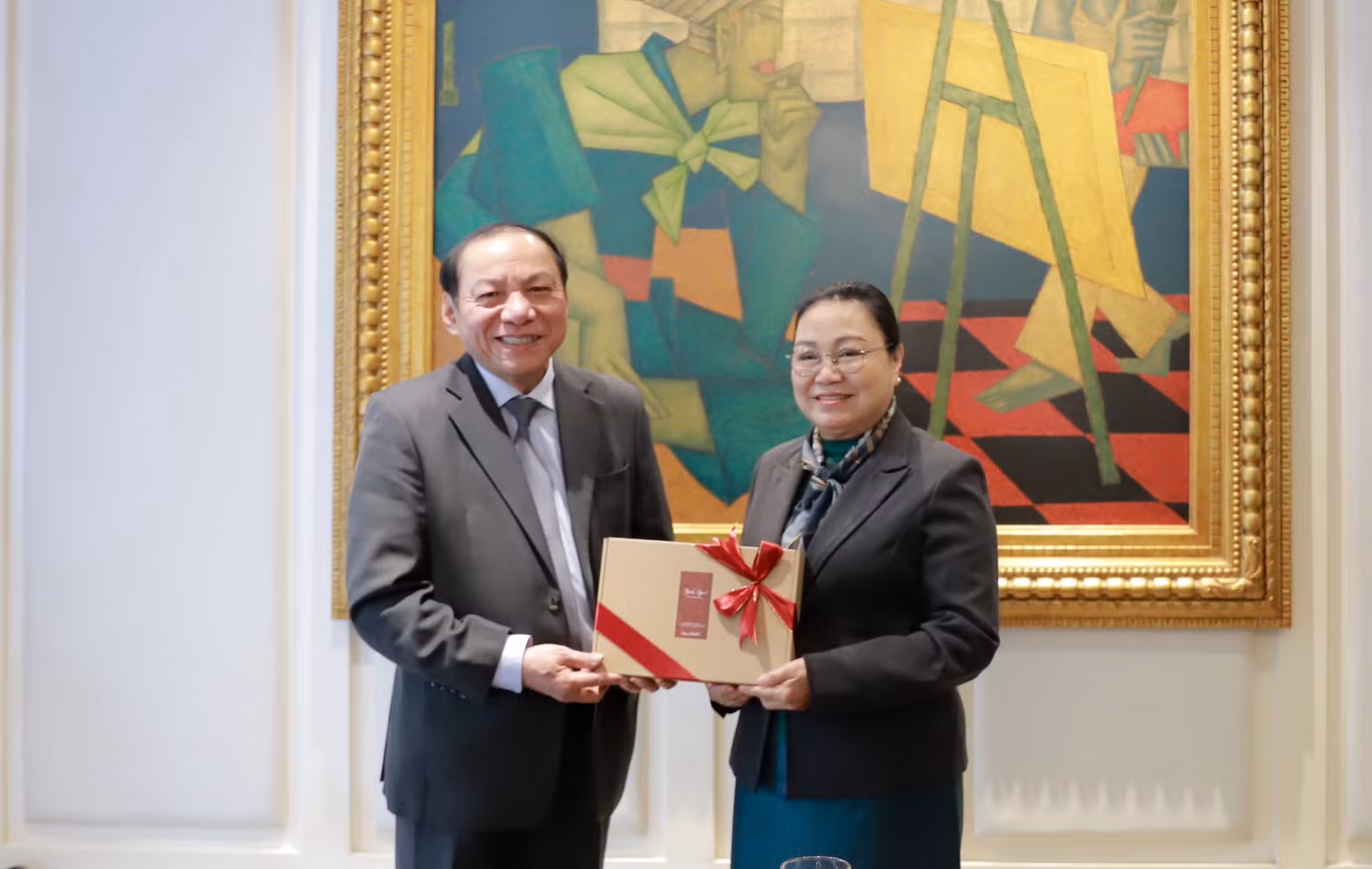 L’ambassadrice laotienne Khamphao Ernthavanh a proposé aux deux pays de poursuivre leur soutien mutuel et leur coordination étroite dans les activités de coopération bilatérale ainsi que dans le cadre des forums multilatéraux. Cela permettra d’approfondir les relations d’amitié traditionnelle, de solidarité spéciale et de coopération intégrale entre les deux pays. Photo : toquoc.vn. L’ambassadrice laotienne Khamphao Ernthavanh a proposé aux deux pays de poursuivre leur soutien mutuel et leur coordination étroite dans les activités de coopération bilatérale ainsi que dans le cadre des forums multilatéraux. Cela permettra d’approfondir les relations d’amitié traditionnelle, de solidarité spéciale et de coopération intégrale entre les deux pays. Photo : toquoc.vn.