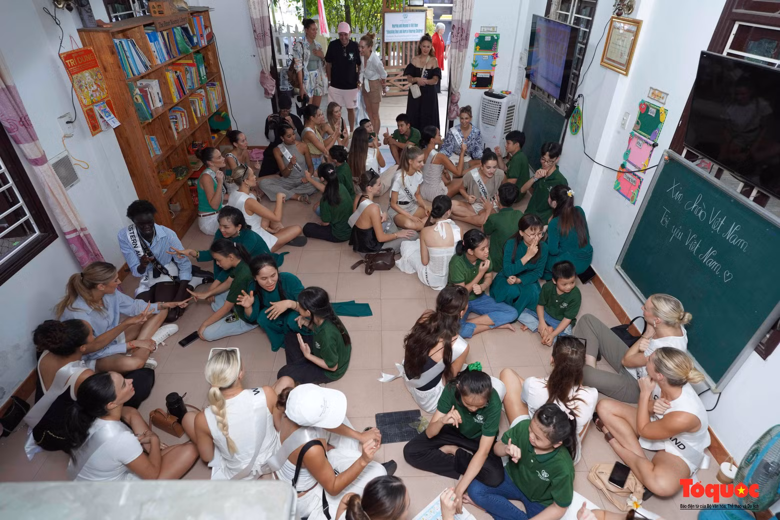Les finalistes de Miss Univers Australia 2024 visitent le Centre de soutien et d’éducation inclusive pour les enfants malentendants de Quang Nam, relevant de l’organisation non gouvernementale Hearing &amp; Beyond. Photo: toquoc.vn.