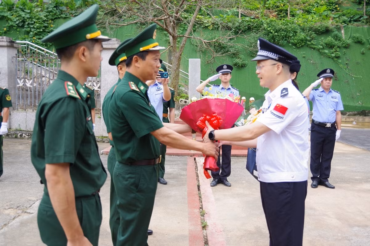 Dans les temps à venir, les forces de gardes-frontières du Vietnam et de la Chine ont convenu de travailler en étroite collaboration afin de construire une frontière commune de paix, d’amitié, de coopération et de développement. Photo: VOV. Dans les temps à venir, les forces de gardes-frontières du Vietnam et de la Chine ont convenu de travailler en étroite collaboration afin de construire une frontière commune de paix, d’amitié, de coopération et de développement. Photo: VOV.