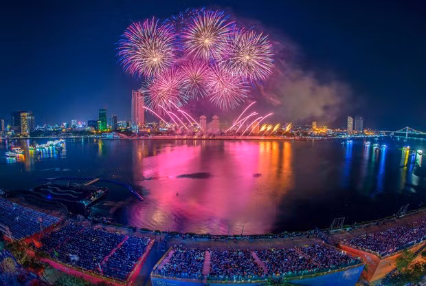 Performance de feux d'artifice de Dà Nang 2023. Performance de feux d'artifice de Dà Nang 2023.