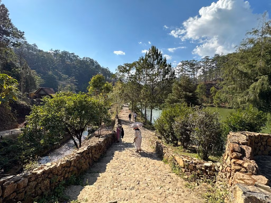 Une descente dans le village de Cù Lân.