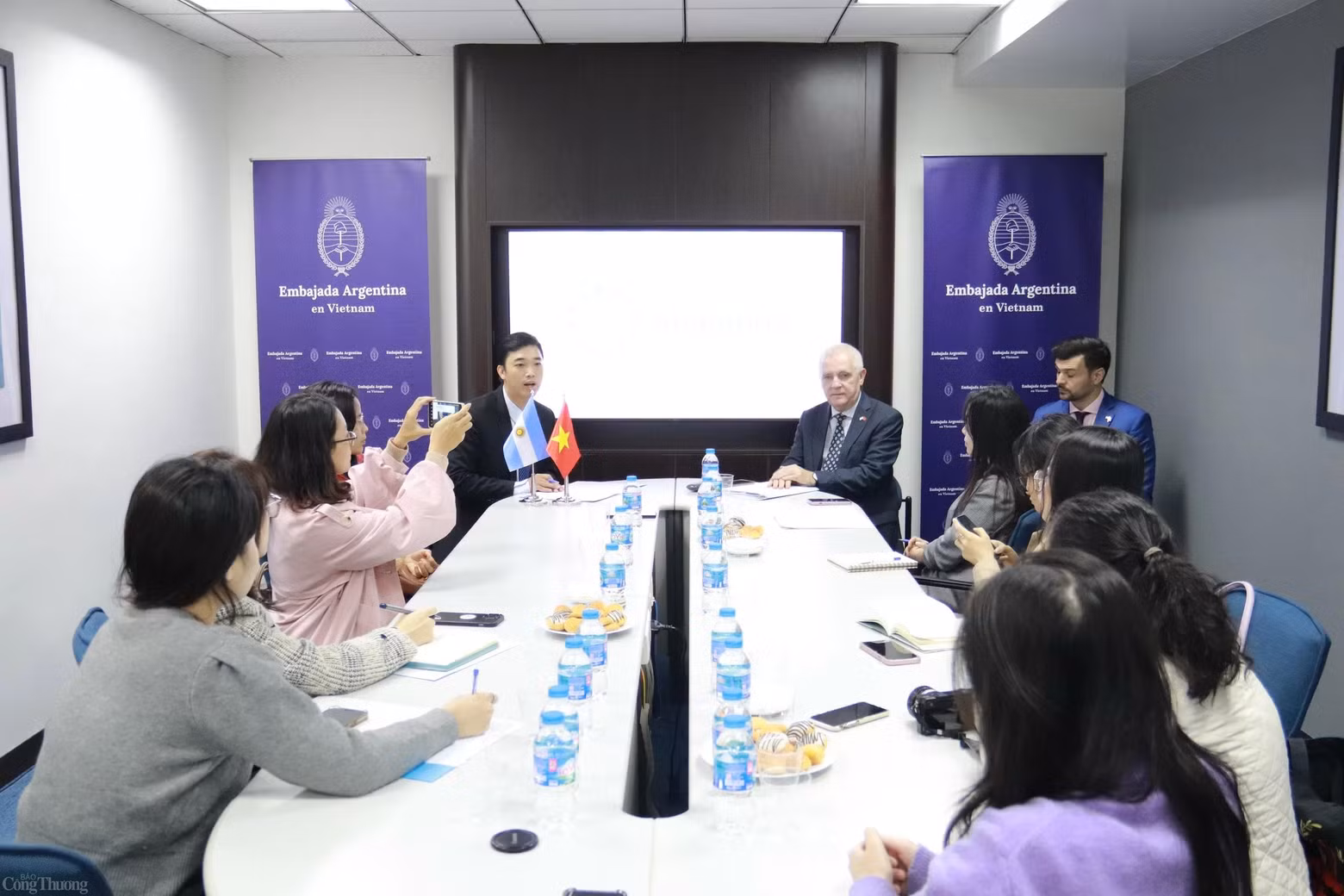 L'ambassadeur d'Argentine au Vietnam, Marcos Antonio Bednarski, a déclaré à la presse vietnamienne que son pays voudrait renforcer la coopération avec le Vietnam dans des domaines tels que la biotechnologie, l'agriculture de haute technologie et l'énergie... dans le but commun de développer l'économie verte. Photo : congthuong.vn L'ambassadeur d'Argentine au Vietnam, Marcos Antonio Bednarski, a déclaré à la presse vietnamienne que son pays voudrait renforcer la coopération avec le Vietnam dans des domaines tels que la biotechnologie, l'agriculture de haute technologie et l'énergie... dans le but commun de développer l'économie verte. Photo : congthuong.vn