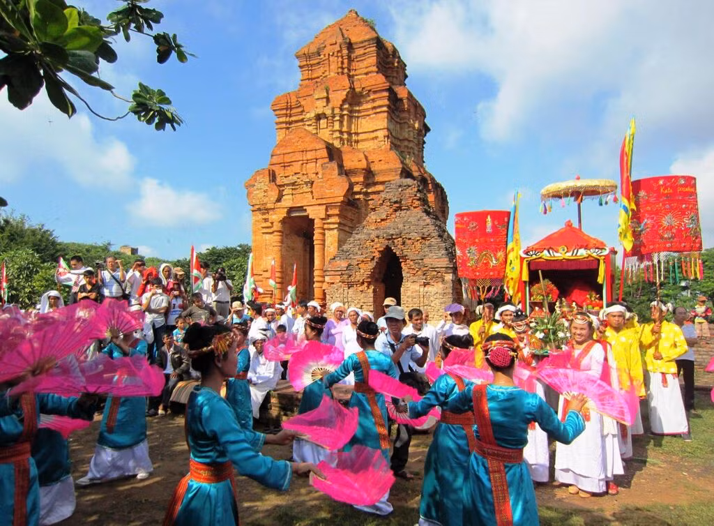 La Fête de la déesse Ponagar a été reconnue comme patrimoine culturel immatériel national par le ministère de la Culture, des Sports et du Tourisme en 2012. La Fête de la déesse Ponagar a été reconnue comme patrimoine culturel immatériel national par le ministère de la Culture, des Sports et du Tourisme en 2012.