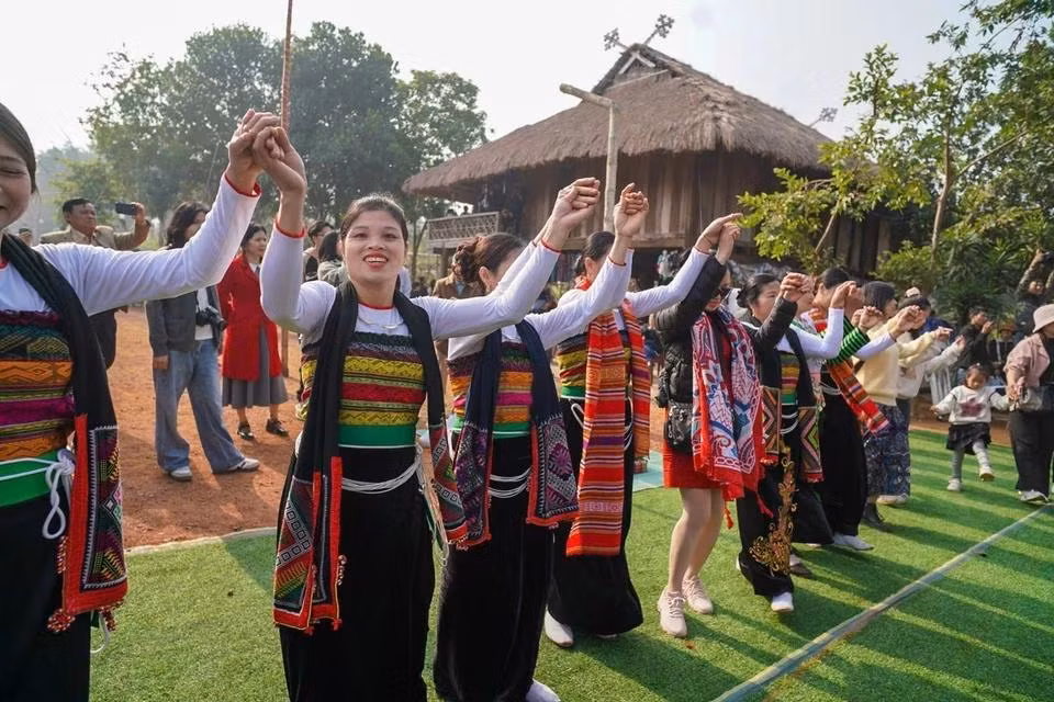 Les festivités sont aussi l'occasion de s'adonner à des jeux traditionnels tels que le "ném còn", où l'on lance des balles d'étoffe, le tir à la corde et la danse entre des tiges de bambou, le "nhay sap". Photo : VNA. Les festivités sont aussi l'occasion de s'adonner à des jeux traditionnels tels que le "ném còn", où l'on lance des balles d'étoffe, le tir à la corde et la danse entre des tiges de bambou, le "nhay sap". Photo : VNA.