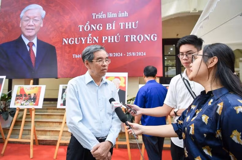 Le journaliste Van Bac, ancien chef du département de construction du Parti du journal Nhân Dân et reporter à plein temps du Secrétaire général du Parti Nguyên Phu Trong, a déclaré avec émotion : « Le Secrétaire général du Parti Nguyên Phu Trong est un leader éminent et un excellent théoricien du Parti, mais également un dirigeant simple, modeste et proche du peuple. L'exposition est une bonne occasion pour les gens de revenir sur les images touchantes de lui. Elle témoigne de l’affection particulière du peuple vietnamien envers un dirigeant dévoué et visionnaire du Parti. Photo: Thanh Dat/NDEL. Le journaliste Van Bac, ancien chef du département de construction du Parti du journal Nhân Dân et reporter à plein temps du Secrétaire général du Parti Nguyên Phu Trong, a déclaré avec émotion : « Le Secrétaire général du Parti Nguyên Phu Trong est un leader éminent et un excellent théoricien du Parti, mais également un dirigeant simple, modeste et proche du peuple. L'exposition est une bonne occasion pour les gens de revenir sur les images touchantes de lui. Elle témoigne de l’affection particulière du peuple vietnamien envers un dirigeant dévoué et visionnaire du Parti. Photo: Thanh Dat/NDEL.