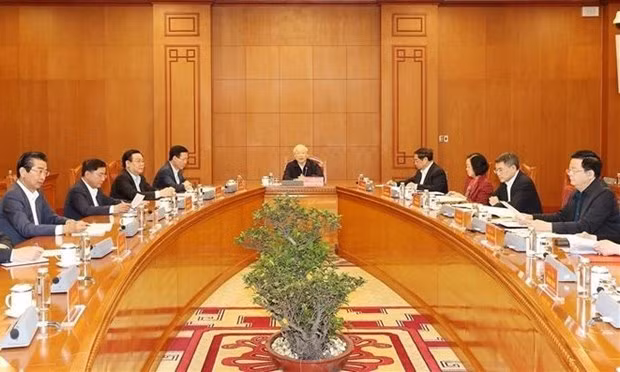 Le Secrétaire général du PCV, Nguyên Phu Trong (au centre), préside la réunion du sous-comité du personnel du XIVe Congrès national du Parti. Photo : VNA. Le Secrétaire général du PCV, Nguyên Phu Trong (au centre), préside la réunion du sous-comité du personnel du XIVe Congrès national du Parti. Photo : VNA.
