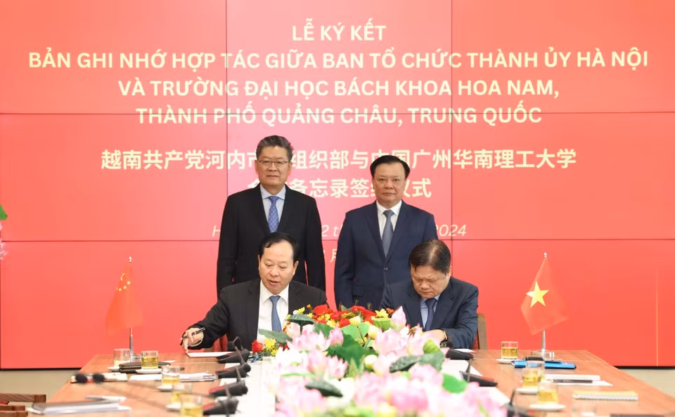 Cérémonie de signature d’un accord de coopération entre le Comité du PCV de Hanoï et l’Université de technologie du sud de la Chine (dans la ville de Guangzhou), le 2 avril à Hanoï. Photo : kinhtedothi.vn. Cérémonie de signature d’un accord de coopération entre le Comité du PCV de Hanoï et l’Université de technologie du sud de la Chine (dans la ville de Guangzhou), le 2 avril à Hanoï. Photo : kinhtedothi.vn.